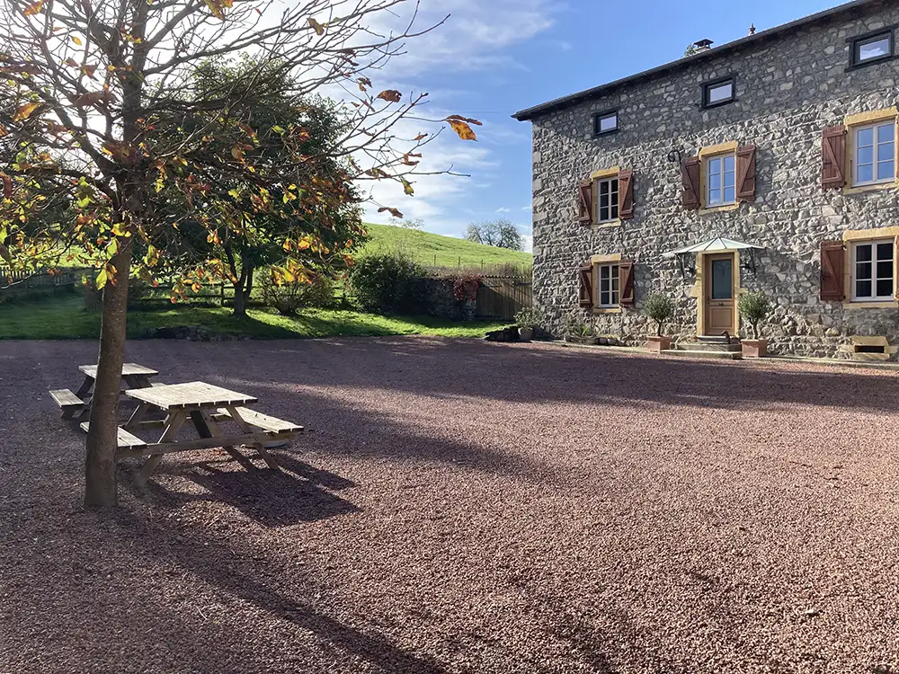 cour du Domaine du Vierre à l'automne